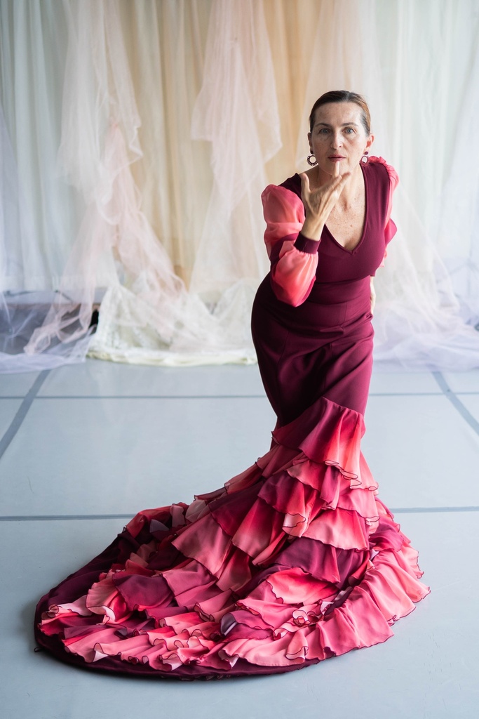 Bata de cola tinto con rosa