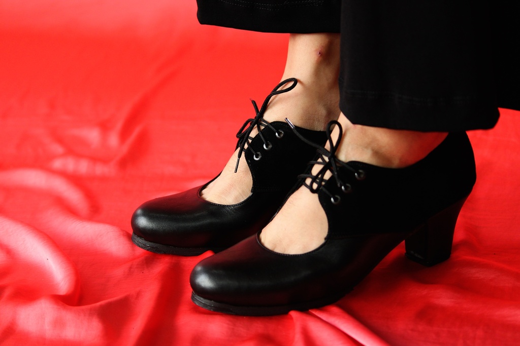 Zapato flamenco con Agujetas