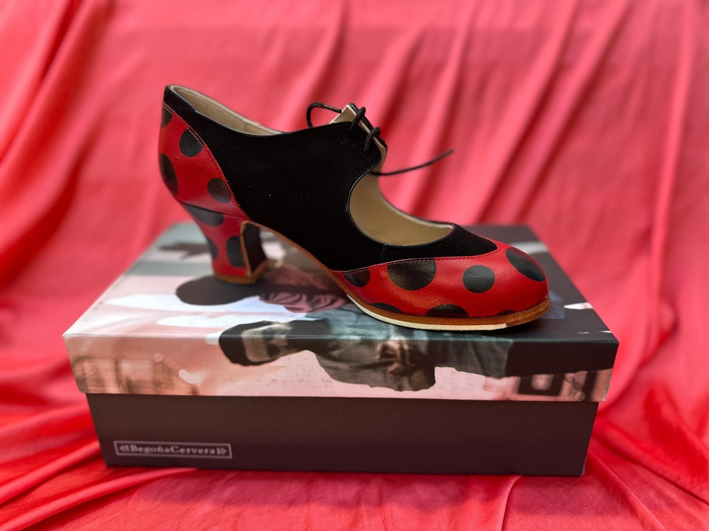 Zapato Begoña Cervera mod. Cordoneria color rojo lunares talla 38