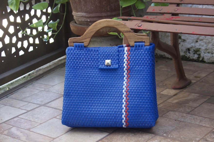 Bolsa de plastico AZUL con agarradera de madera