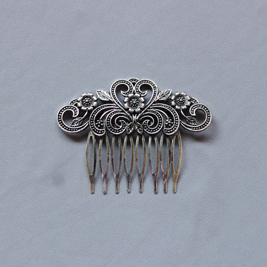 Peineta metal plateada  corazón