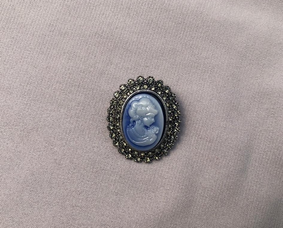 Camafeo elegante con pedreria
