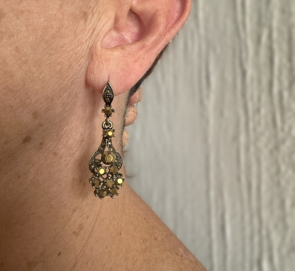 Aretes alargados de pedrería dorada