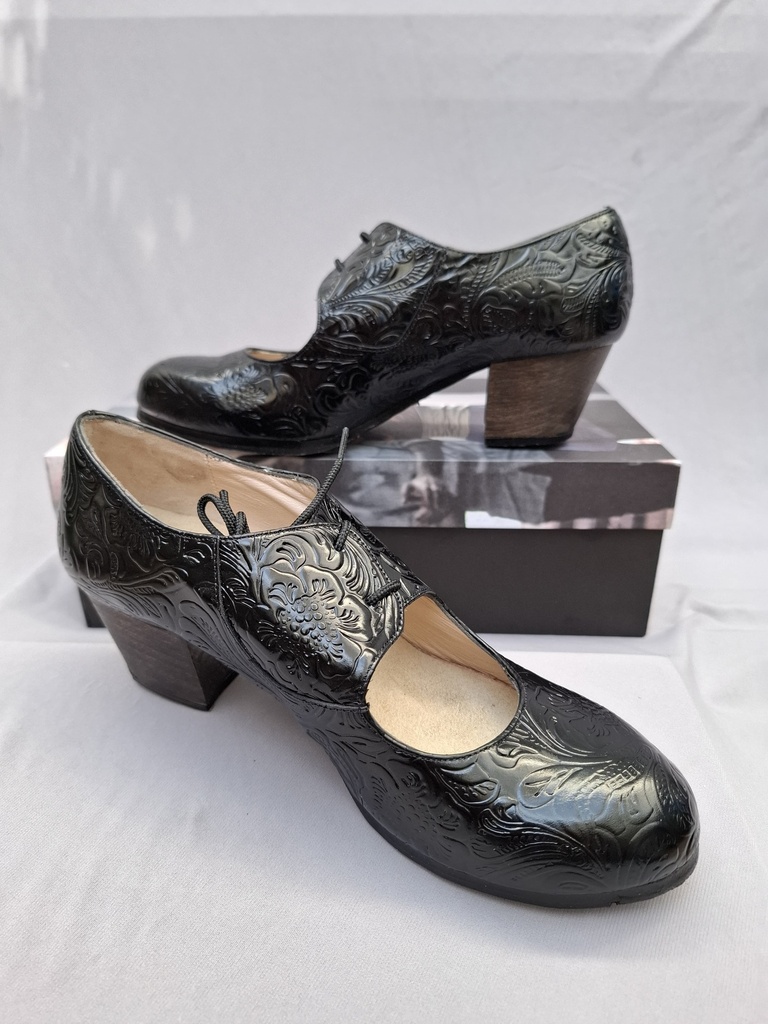 Zapato Begoña Cervera mod. Cordonera color repujado negro talla 37