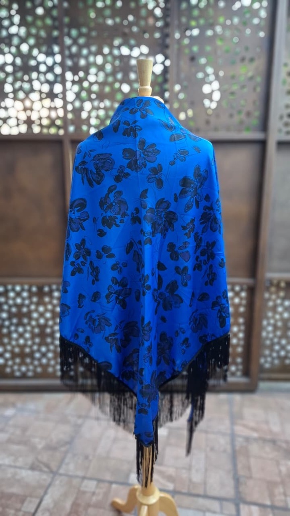 Mantón Triangular estampado azul flores negras y flecos negros