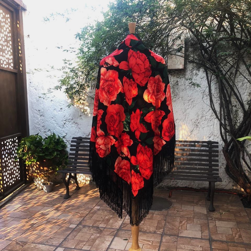 [MTN01140002TG] Mantón triangular estampado con rosas y flecos negros (Rojo)