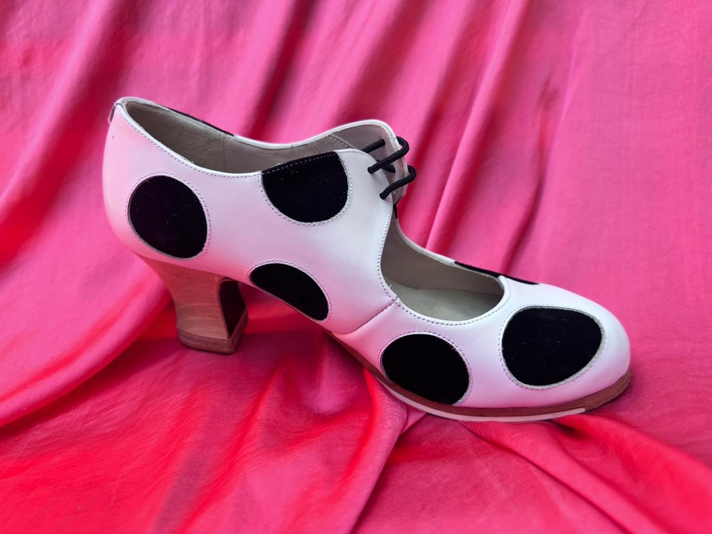 [ZBC0045438] Zapato Begoña Cervera mod. Lunares color Box blanco y negro talla 38