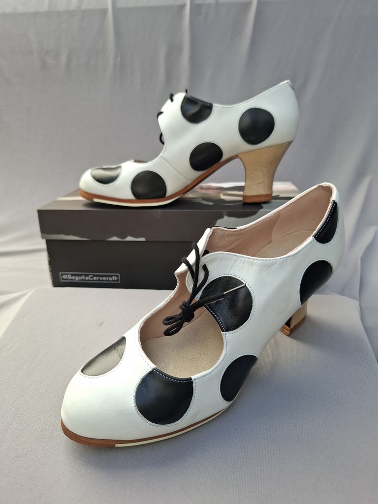 Zapato Begoña Cervera Lunares cordones Box Blanco negro no.39