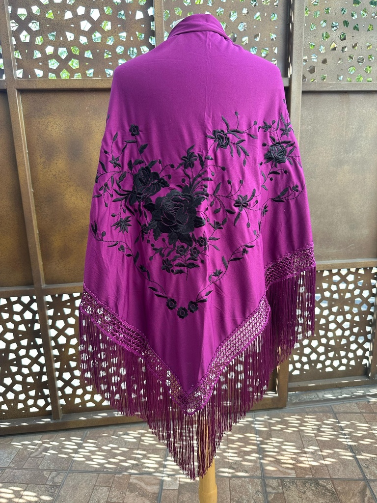 Mantón triangular morado flores negro