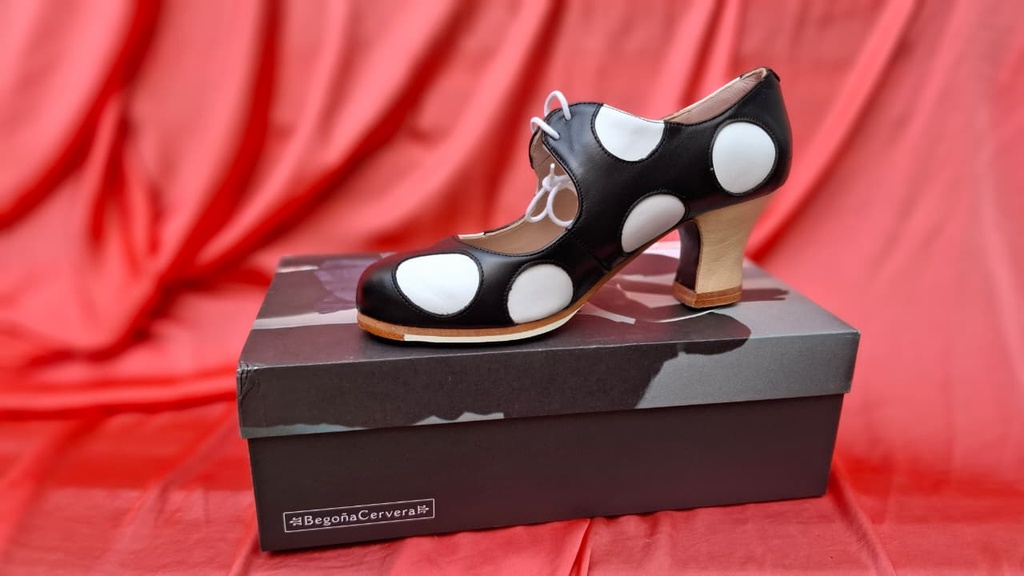 [ZBC00453T375] Zapato Begoña Cervera mod. Lunares color Box negro y blanco (37.5)