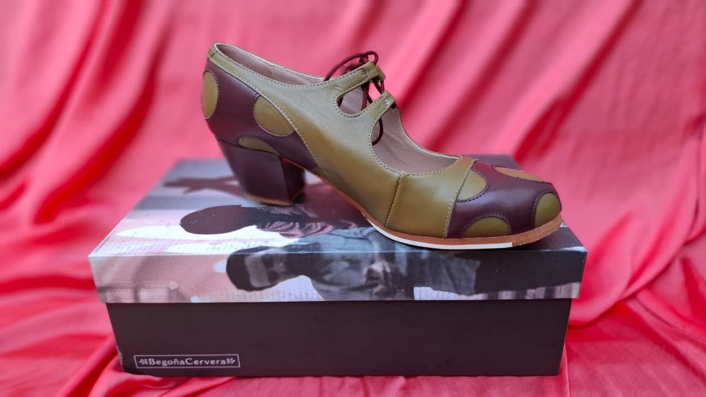Zapato Begoña Cervera mod. Hechizo color Box Burdeos talla 39