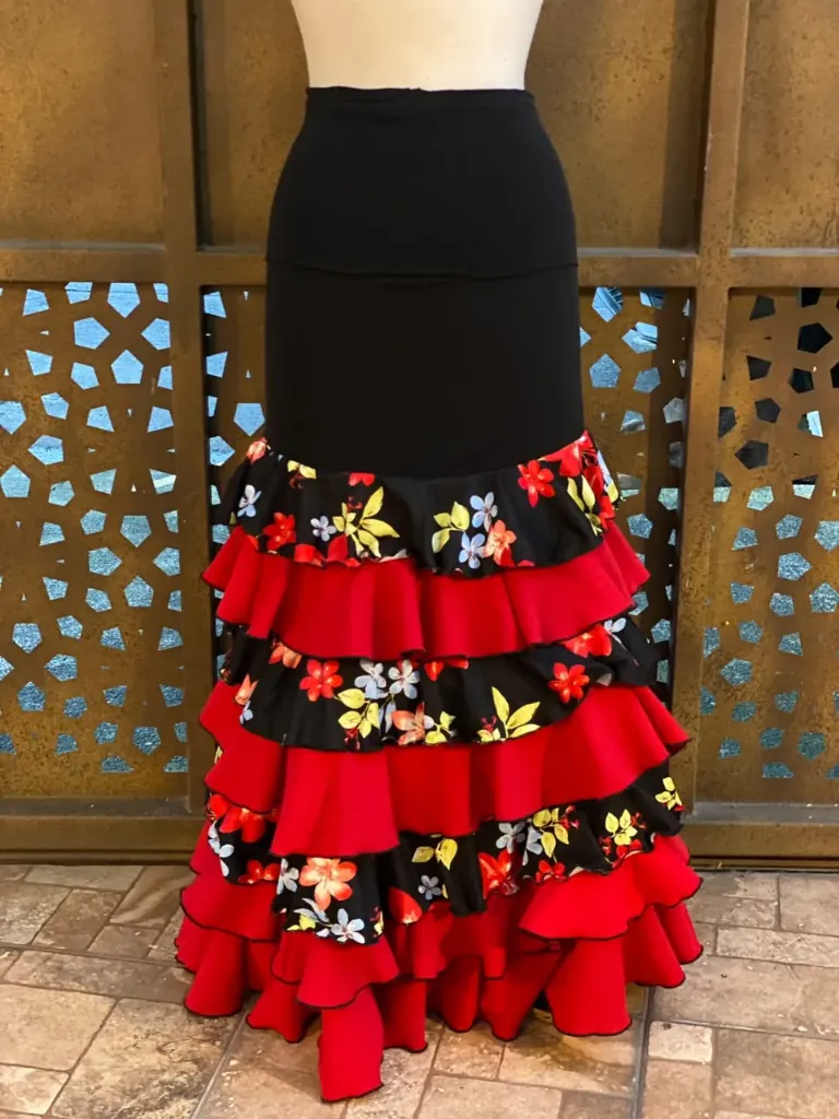 Falda gitana negra con olan rojo, negro y flores de colores