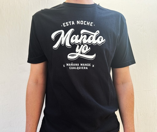 Camiseta Esta noche mando yo