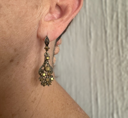[ARE00134028] Aretes alargados de pedrería dorada