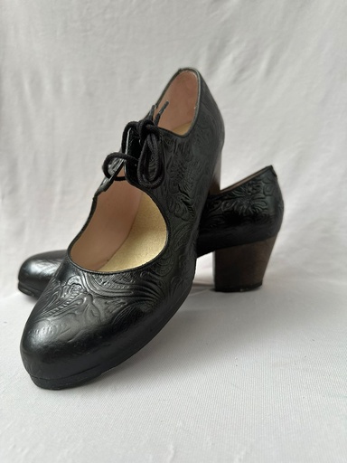 Zapato Begoña Cervera Cordonera repujado negro Cub Lac 